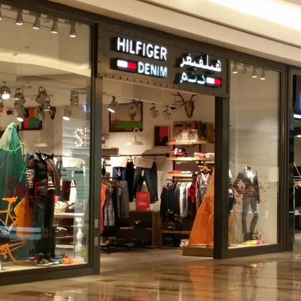 Дубай Молл Томми Хилфигер. Томми Хилфигер магазин. Эмират Молл в Дубае бутик Томми Хилфигер. Юлемисте торговый центр Томми Хилфигер. Бутики в дубае