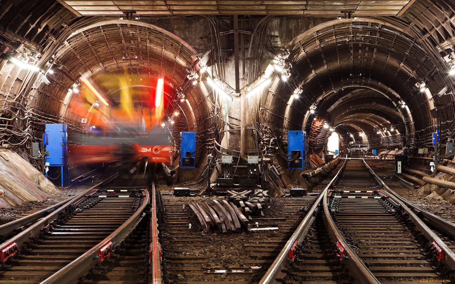 Туннель московского метро. Метрополитен Московский метрополитен. Тоннель Московского метро. Тоннели мосметро. Московский метрополитен поезда в туннеле.