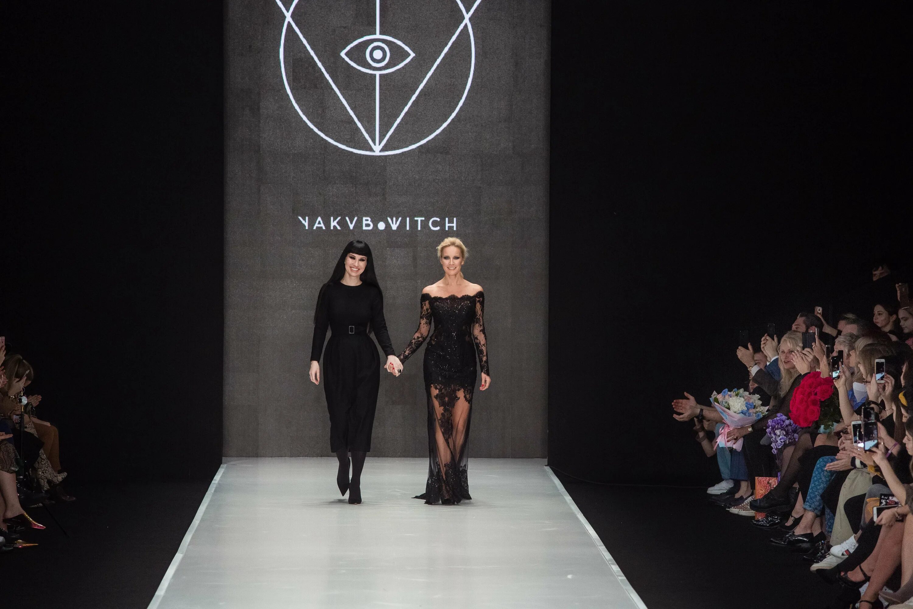 фотомодели на подиуме. кендалл дженнер на подиуме. жизель бундхен подиум. манекенщица на подиуме. Alber elbaz дизайнер.