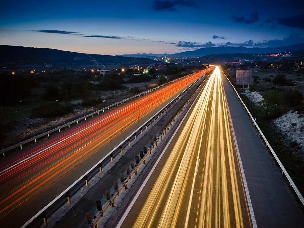 дорога на длинной выдержке. где самые лучшие дороги в мире. дорога поворот. самый точный и дорогой. машина на дороге.