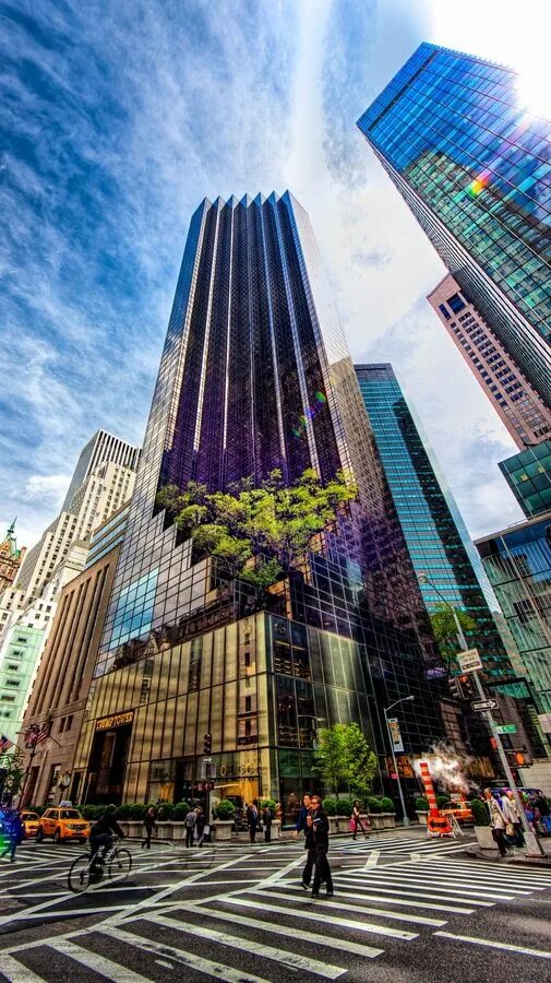 Trump tower new york. Трамп тауэр нью-йорк. Небоскрёб трампа в нью-йорке. Trump tower new york. Отель трамп интернешнл в нью-йорке.