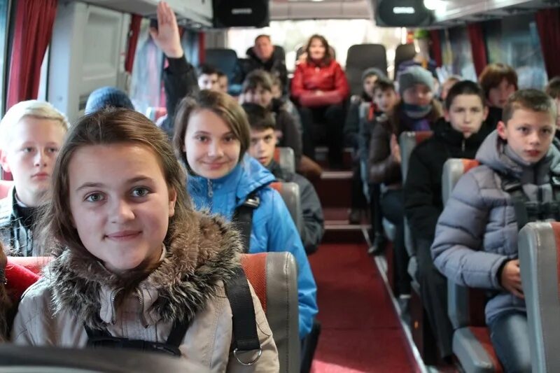 Бесплатные экскурсии для школьников. Дети в автобусе на экскурсии. школьники на экскурсии. дети в экскурсионном автобусе. автобус для детей.