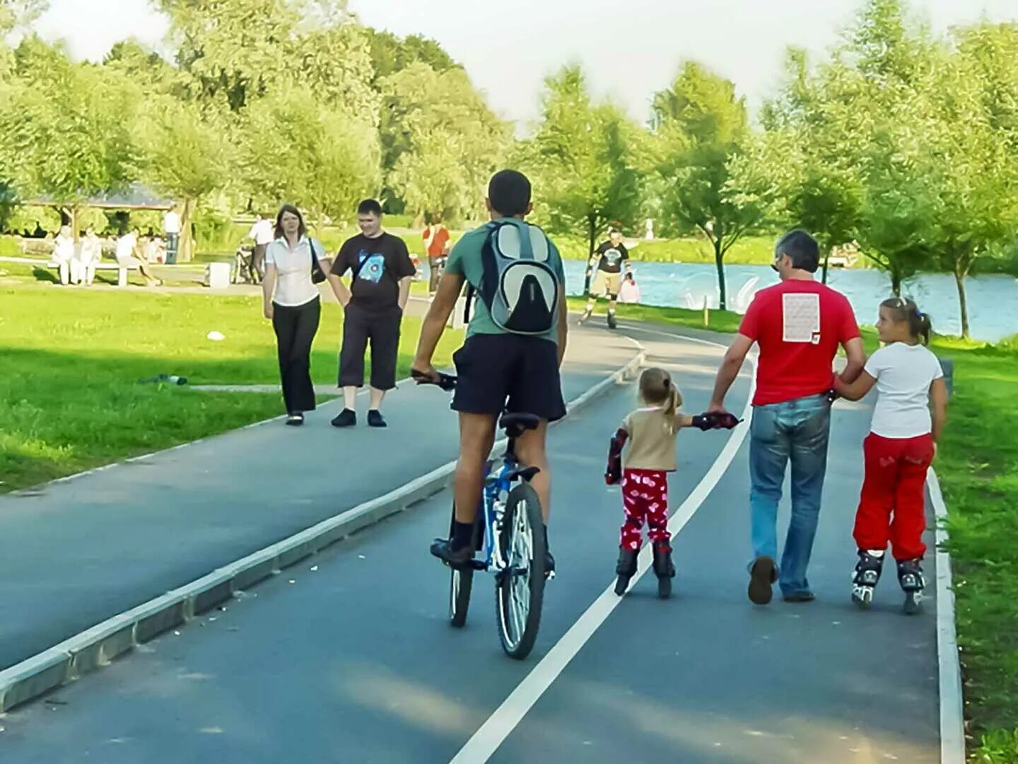 Движение велосипедистов по тротуару. Велодорожки детские. велосипедист и пешеход. велосипедная дорожка для детей. на велосипеде по тротуару.