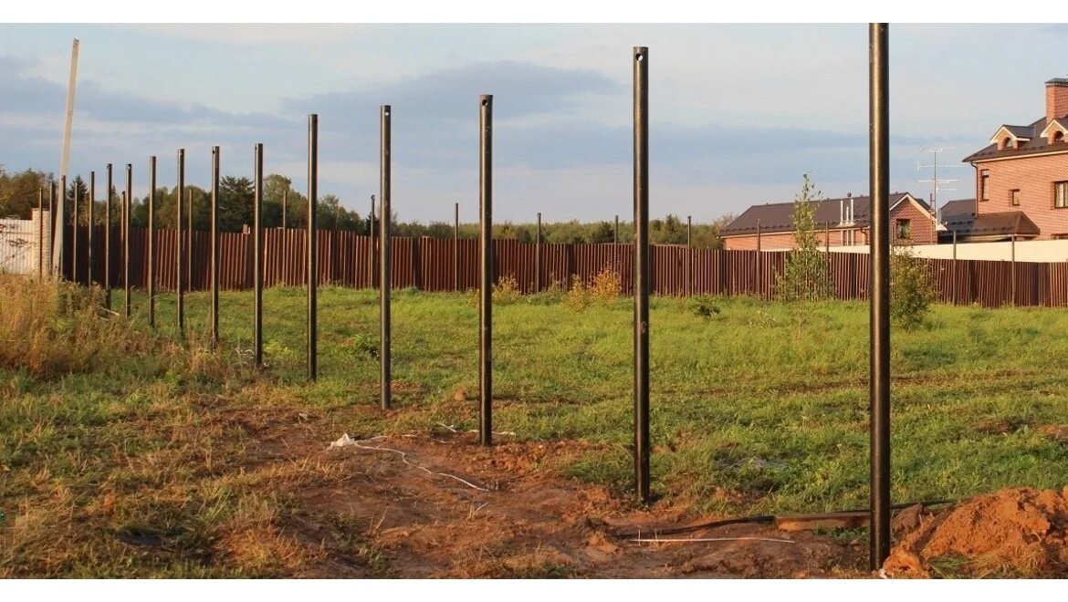 Свайные столбы для забора. Столбы для забора из винтовых свай. Сваи под забор. Забор на сваях. Сваи под забор.