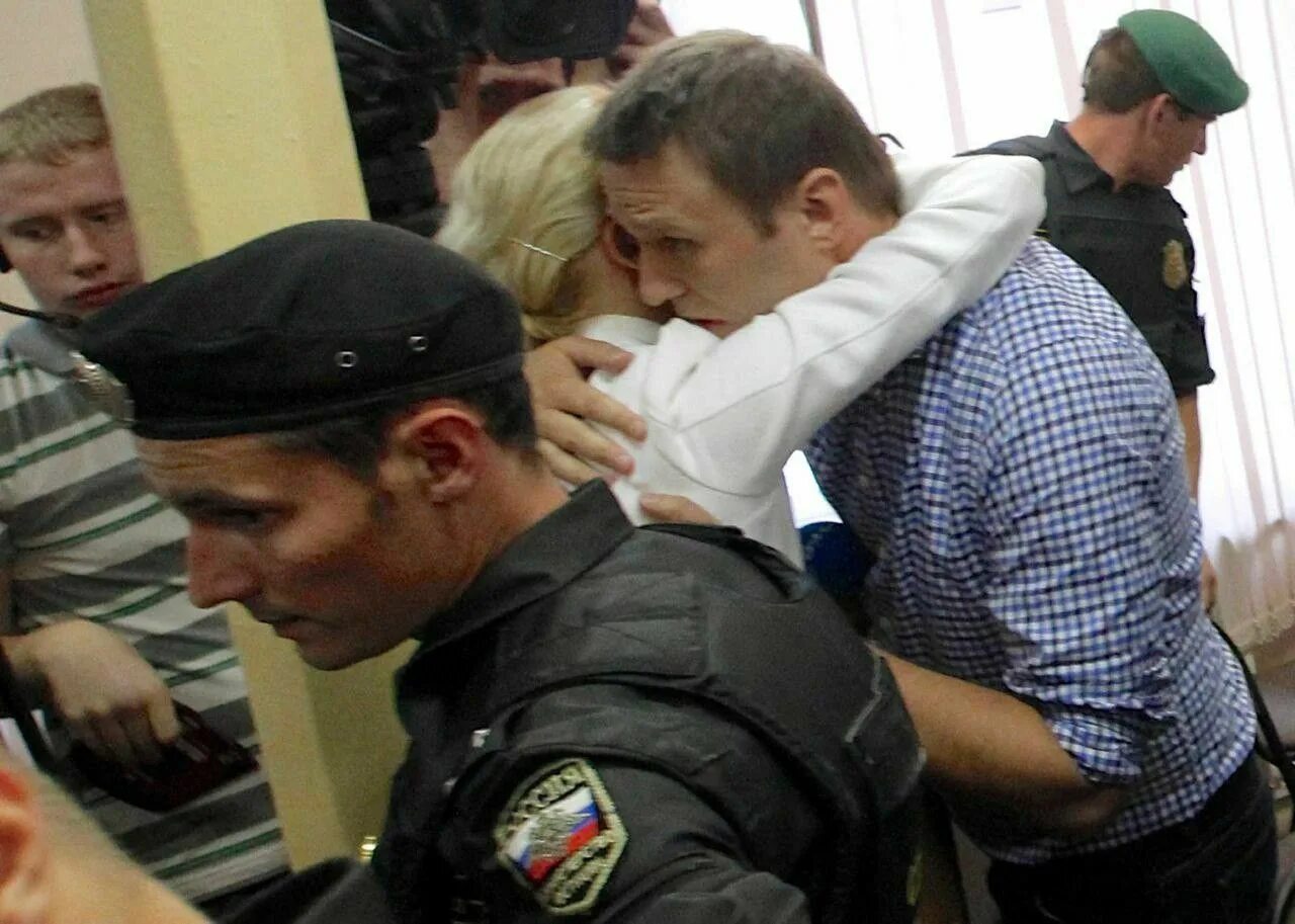 Навальный с женой в суде. Поминки навального