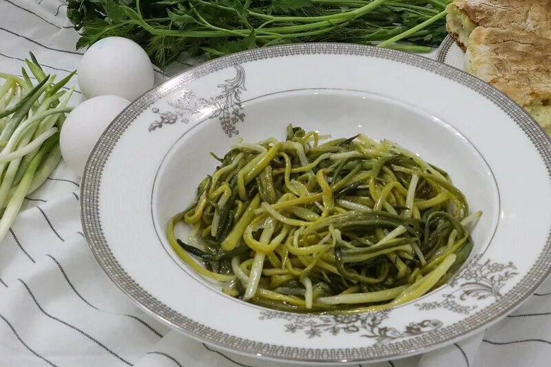 Черемша рецепт. Черемша чеченская кухня. соус из черемши. пп блюда с черемшой.