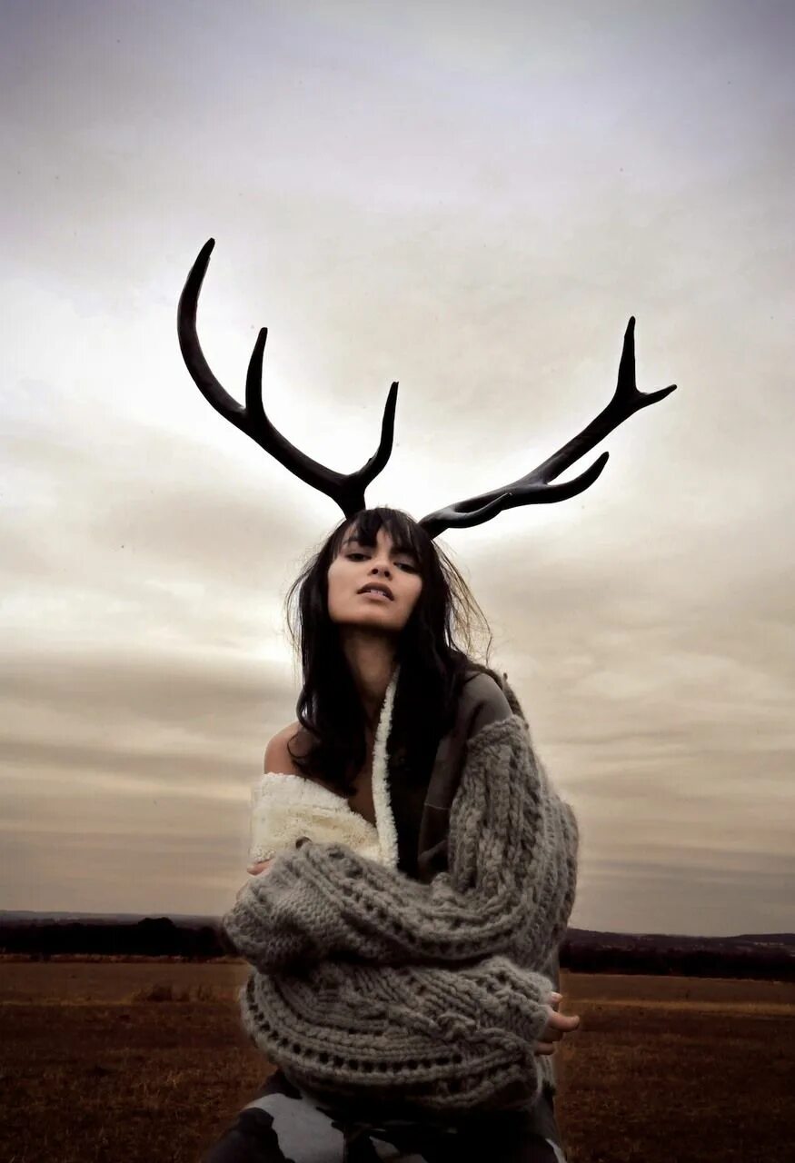 Девушка с северным оленем. Как называется девушка оленя. Девушка с оленьими рогами. Сказочная фотосессия в лесу. Как называется девушка оленя.