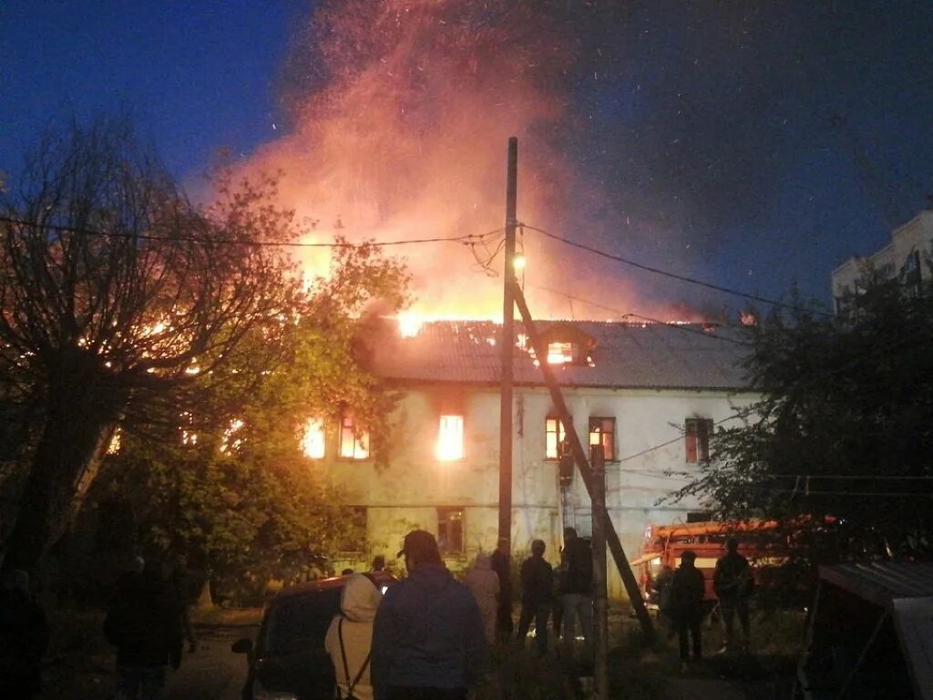 В челябинске сгорел. Ленинский район Челябинск пожар. Пожар на Цимлянской Челябинск. Пожар фото. Пожар в доме.