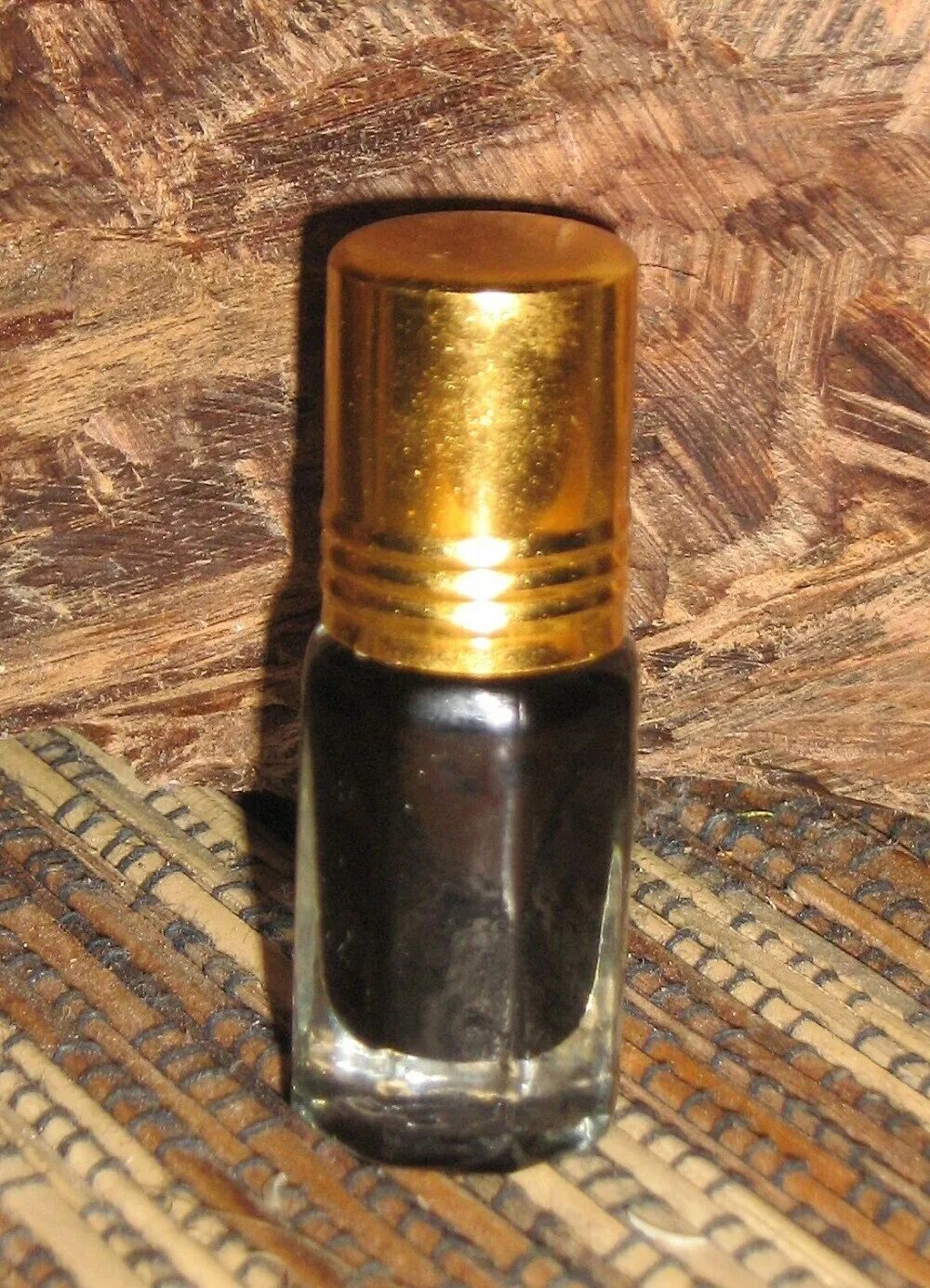 Черный миск. Черный камень духи 3мл. Musk makkah al rehab. Al rehab musk. And musk духи в темном флаконе.