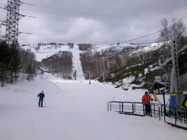 Снежный горнолыжный курорт веб. Абзаково 2020. Мрас-Су Мыски горнолыжный комплекс. Горнолыжка Нижнеангарск. Абзаково горнолыжный курорт.