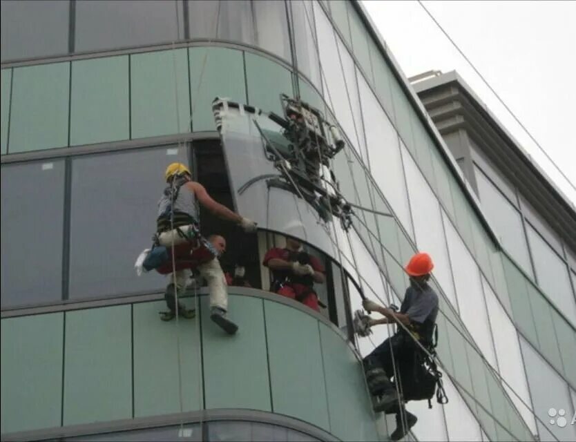 Городские арт объекты. Каркас витража. Монтаж фасадного витраного оселкения. Витражная мастерская цех. Монтажник алюминиевых конструкций.