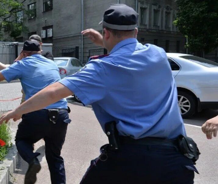 Гонимся за преступниками. Убегает от полиции. Полицейский бежит. Побег от полиции.