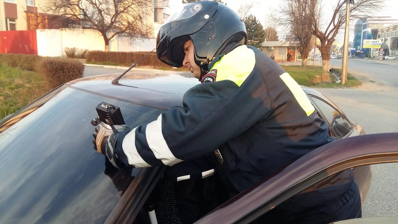 Тонировка пятигорск. Тонирование авто Пятигорск. Водитель в затонированном авто. В шлеме в машине без тонировки.