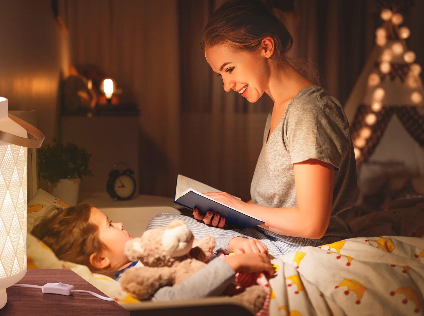 Сон заботиться. Мама читает сказку ребенку. Чтение на ночь детям. Ксама уклдывает малышатспать. Мама читает книгу ребенку.