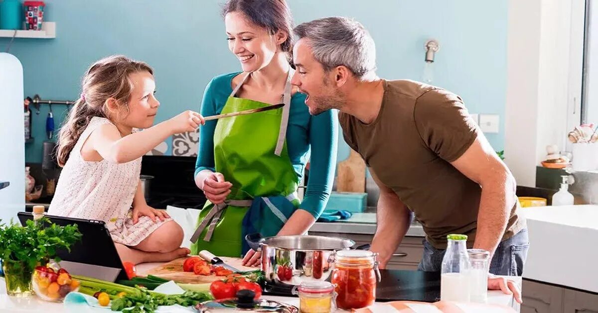 Счастливая семья на кухне. Семейная кухня. Мама с дочкой готовят. A Family Cooking in the Kitchen.