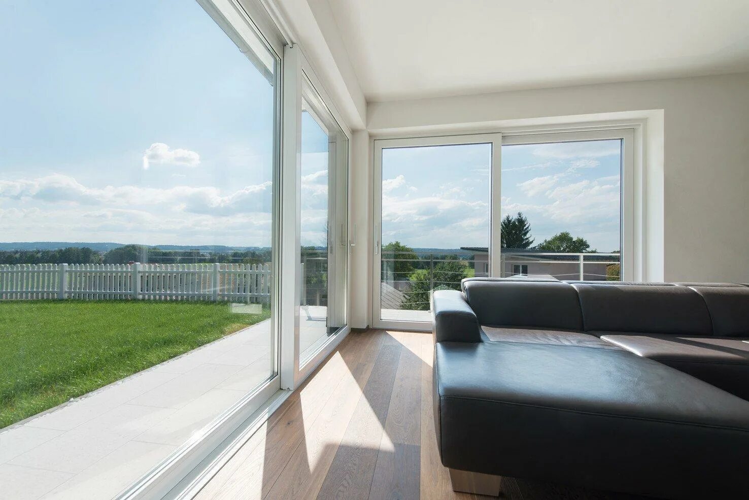 Окна рехау панорамное остекление. Алюминиевые окна 1. Панорамные пластиковые окна. Французское остекление балкона рехау. Алюминиевые окна рехау.