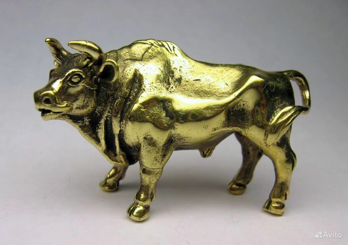 Фигурка сваровски "бык с монетой 2021". Фигурки из бронзы. Статуэтка "бык-золотые рога". Символ золотого тельца. Талисман золотой телец.