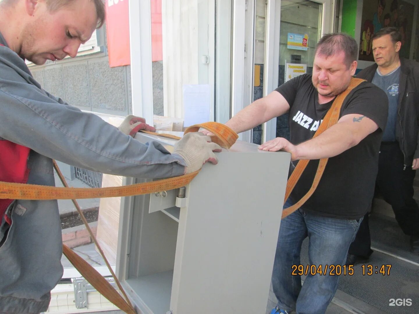 Носильщики перми. Грузчики пермь. Дом грузчика в перми фото подъезда ужас. Квартирный переезд спб. Грузчики пермь индустриальный район.