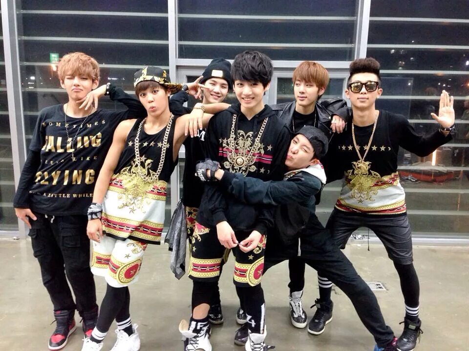 Смешные бтс. Bts 2013. группа бтс корея. bts 2013 дебют шуга. бтс эра 2013.