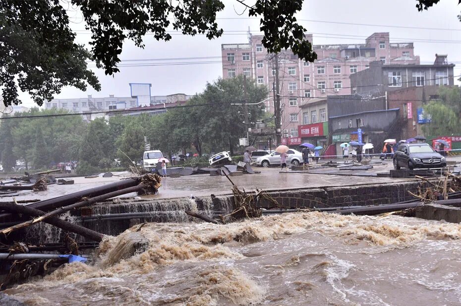 Flood happened. Наводнение в Хэнань. Наводнение в Китае 2021. Чжэнчжоу наводнение. Наводнение в Китае 2020.