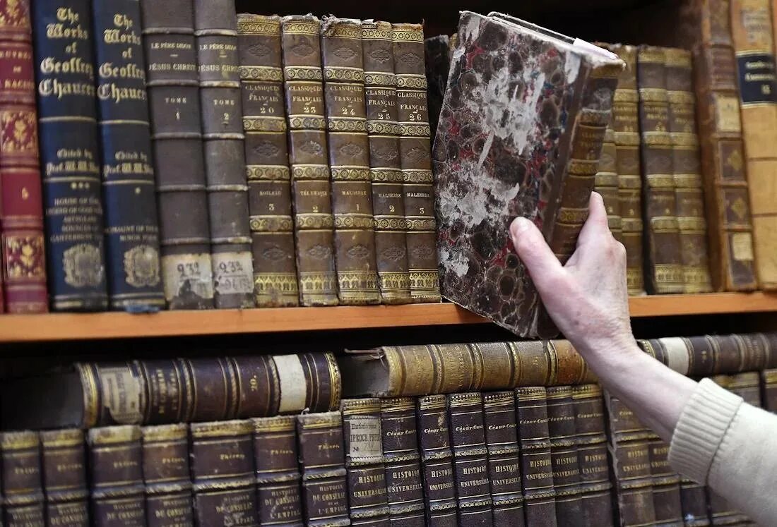 Книжные редких книг. Коллекционирование книг. издание книги. редкие книги. коллекционер старинных книг.