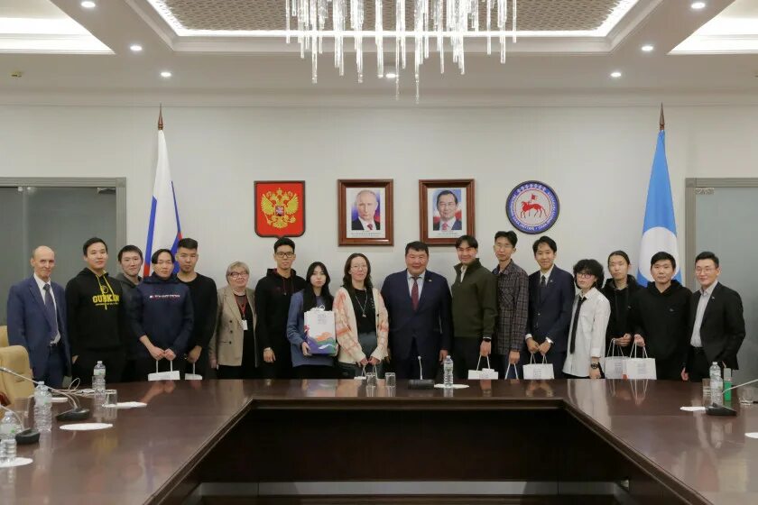 Китайские представительства компаний в россии. Соломов айсен гаврильевич. Представительство якутии в москве. Министерство промышленности и геологии якутии. Китайские компании в россии.