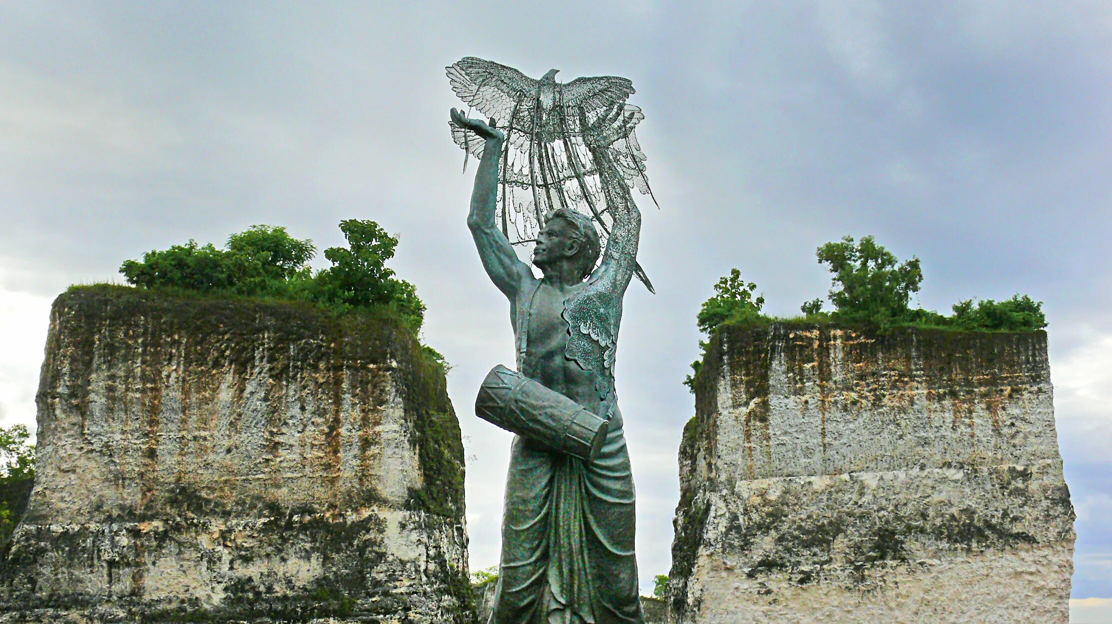Большие статуи. Скульптуры Бали. Статуя на Бали самая большая. Самая высокая статуя на Бали. Jili Бали статуи.