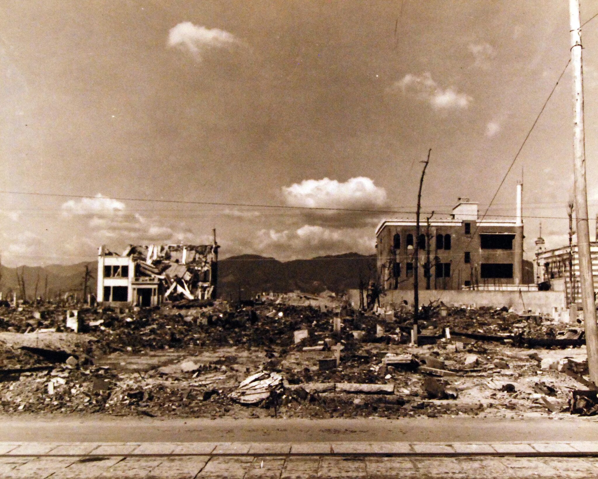 Нагасаки после ядерного взрыва. Хиросима и Нагасаки до и после взрыва. Хиросима и Нагасаки атомная бомба.