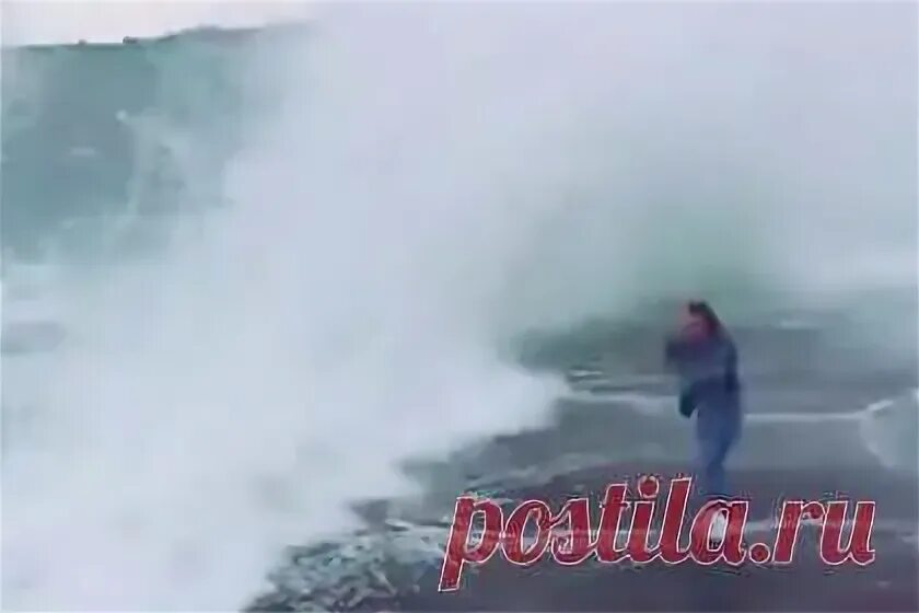 Девушку смыло волной сочи 2024. Штормовое предупреждение. Девушку смыло волной сочи 2024. Девушку смыло волной сочи 2024. Волнорез на море.