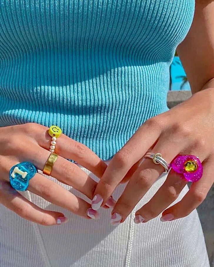 Золотые кольца 2022 тренды. Кольца модные тенденции. Стильные золотые кольца. Какие кольца сейчас в тренде. Стильные женские кольца.