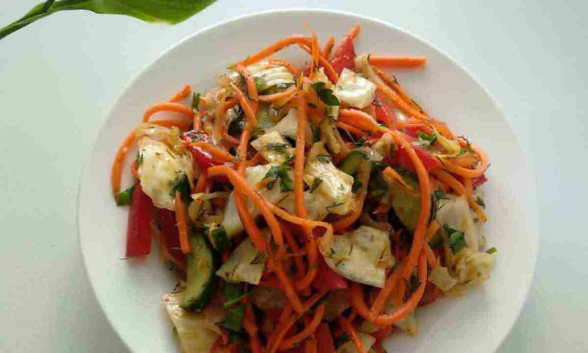 Салаты из корейки. Салат с марковка по корейский и куриной грудкой. Чафан с корейской морковкой. Салат с курицей морковкой и перцем. Салат из копченой корейки.