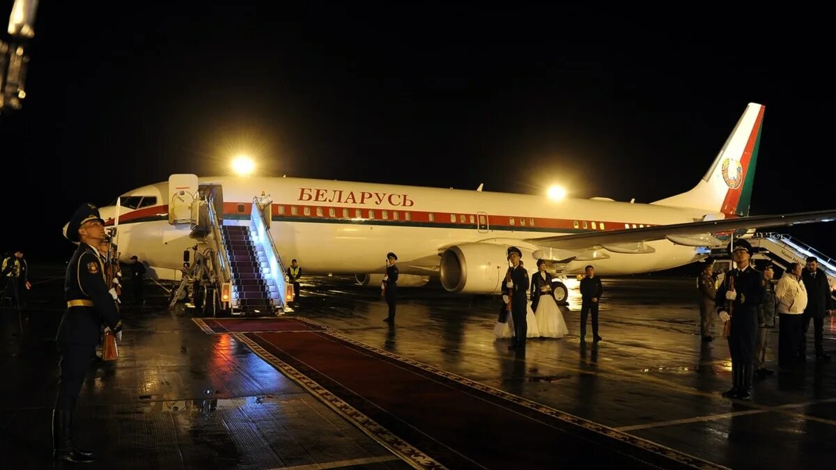 Борт 1 какой самолет. Борт номер 1 белоруссии. самолет президента рб. президентский самолет беларусь. самолет президента белоруссии внутри.