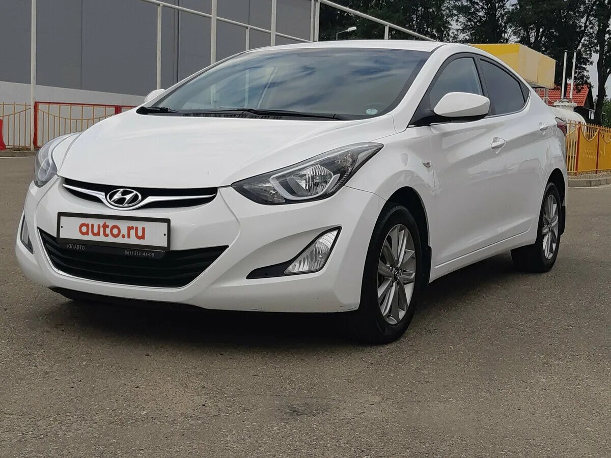 Купить хундай б у спб. Hyundai Elantra белая. Хендай Элантра в701вм750. Hyundai Elantra MD. Элантра 5 поколения белая.