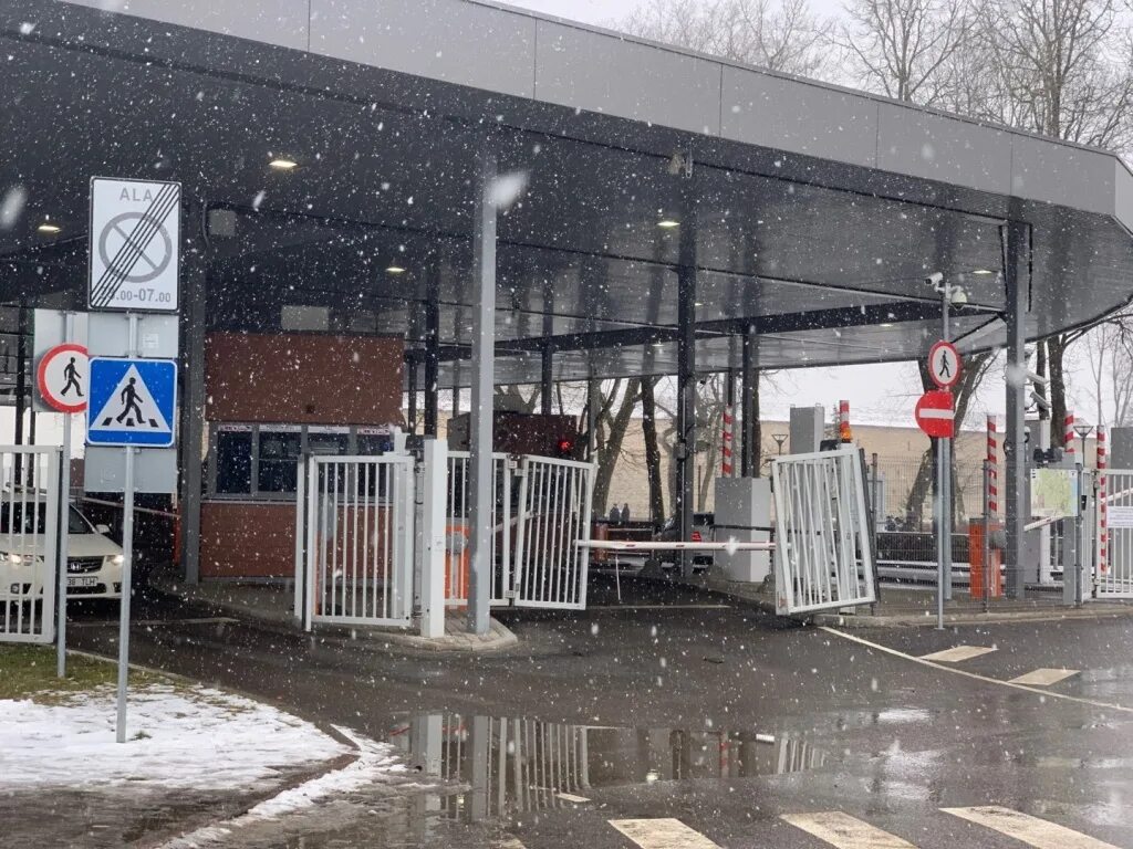 самая большая пробка. что происходит на границе в нарве сейчас. ивангород нарва погранпункт. ивангород нарва фестиваль 2022. таможня нарва ивангород.