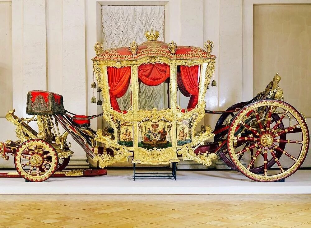 коронационная карета екатерины в эрмитаже. карета в эрмитаже. империал в карете. большая коронационная карета эрмитаж. карета в эрмитаже.