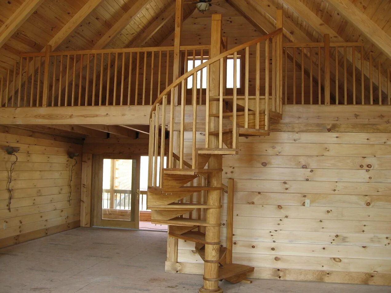 Построить второй этаж своими руками. Деревянная лестница. Деревянная лестница на мансарду. Лестница винтовая деревянная. Лестница в дачном домике.
