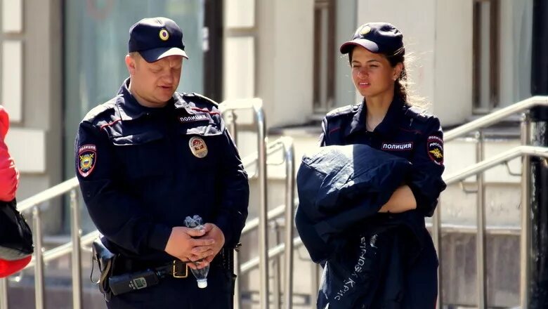 Родители полицейские. Fbi archive. Милиция пара алды. Форма полиции на улице. Полицейский паром.