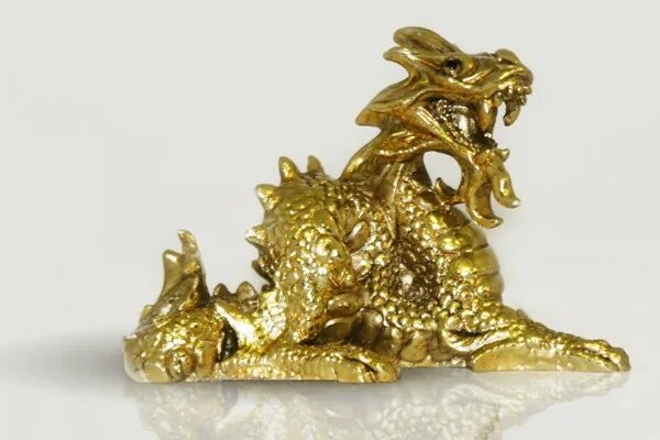Золотой дракон купить. Золотой дракон статуэтка. Фигурка "золотой дракон". Статуэтка дракон с золотом. Металлический дракон статуэтка.