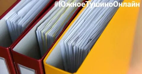 На столе папки стоят