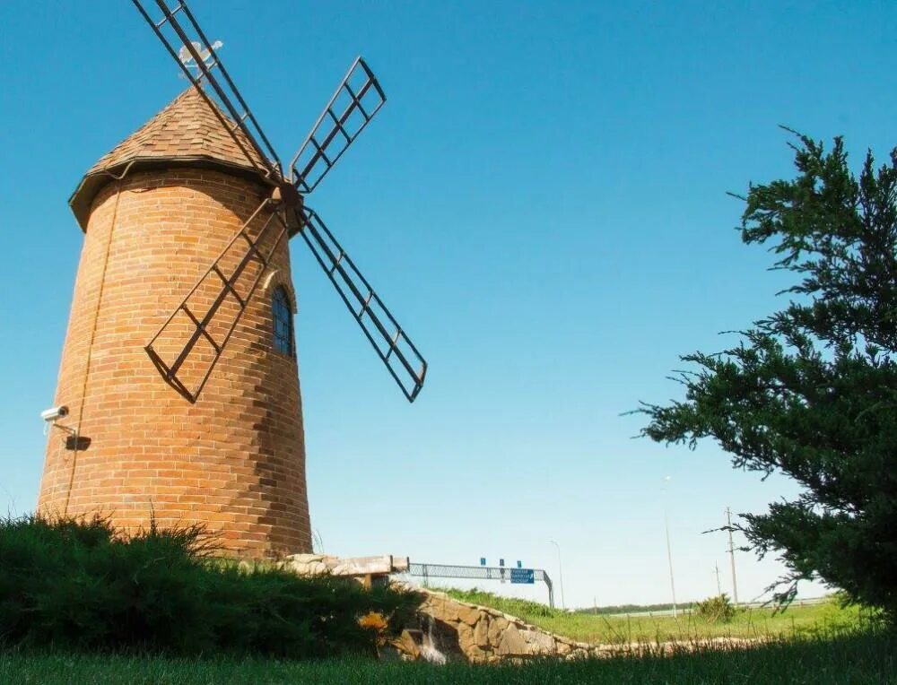 ветропарк каменск шахтинский. старая ветряная мельница. мотель придорожный на трассе м4. кущевка отель мельница старая. гостиница старая мельница краснодарский край.