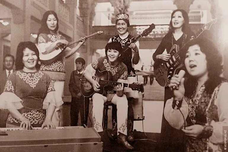 Виа девчата 70е. Певец батырхан шукенов. Казахские песни 90 х. Казахские группы музыкальные. Солист а студио 90.