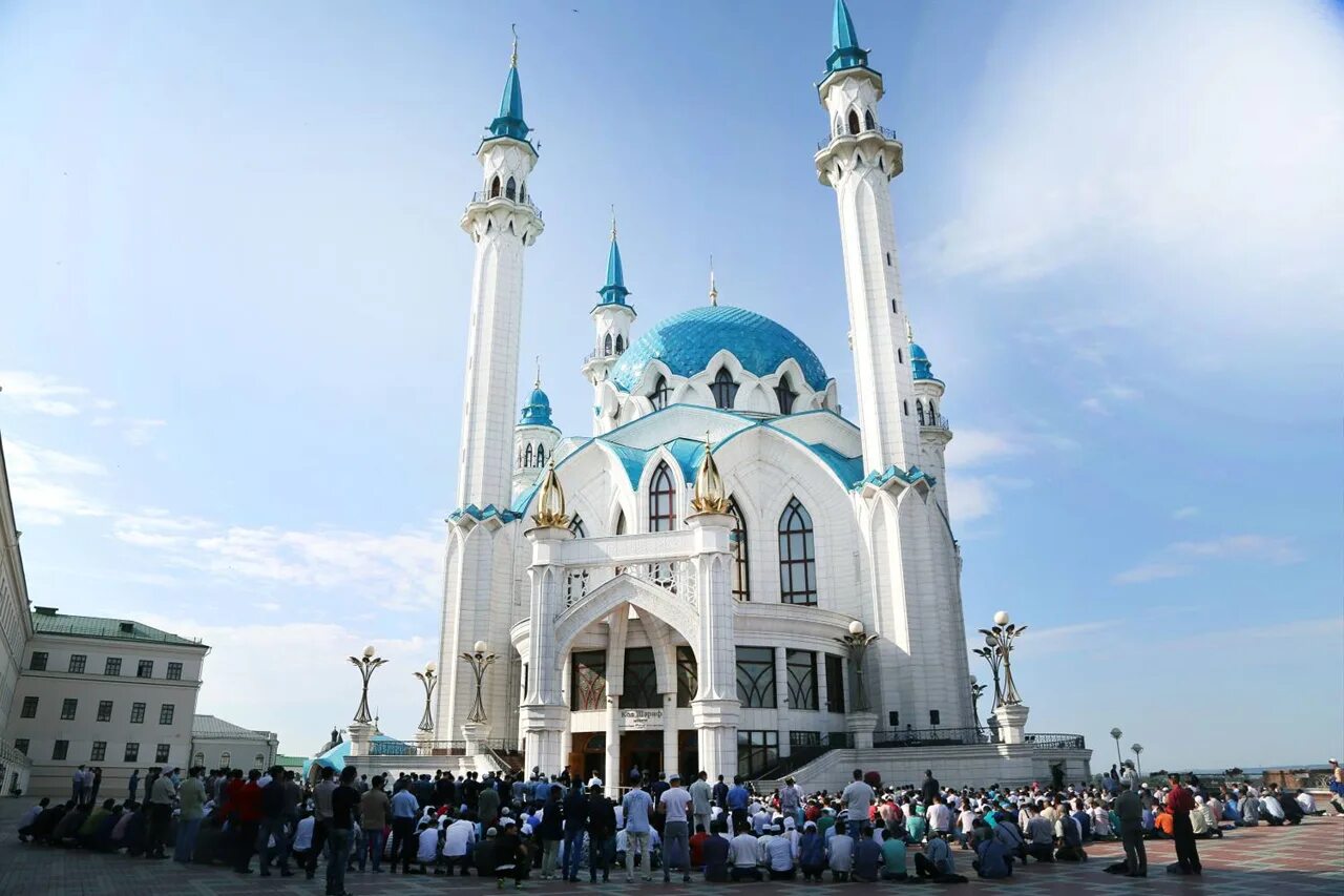 Ураза азнакаево. Мечеть кул Шариф. Мечеть в Казани кул Шариф Ураза. Кул-Шариф Казань Курбан байрам. Мечеть в Казани кул Шариф намаз.