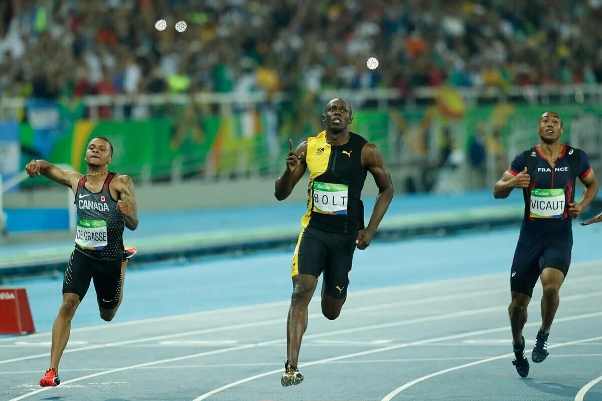 Первый олимпийский бегун. Усейн болт 100 метров. Легкая атлетика Усейн болт. Андре де Грасс легкая атлетика.