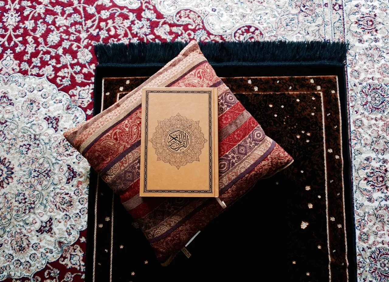 Құран кәрім. Красивый Коран. Намазлык и Коран. Коран обои.
