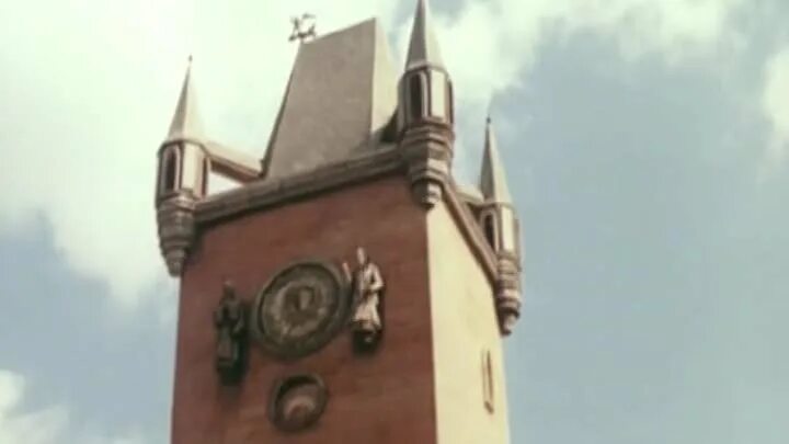 вильнюс часы. литва вильнюс. шпайер городские ворота. вильнюс часы. площадь гедиминаса в вильнюсе.