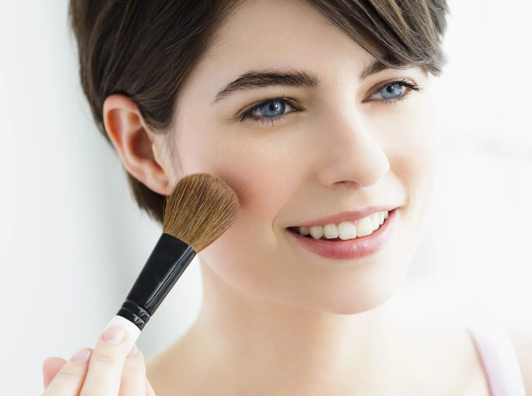 Девушка с румянами. Довольная румяная. Женщина с зеленым ртом после еды. Счастливая женщина. Девушка с румянами.