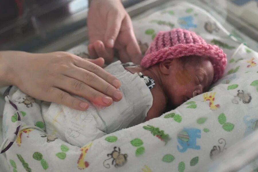 наблюдение за недоношенными детьми. метод кенгуру для недоношенных детей.