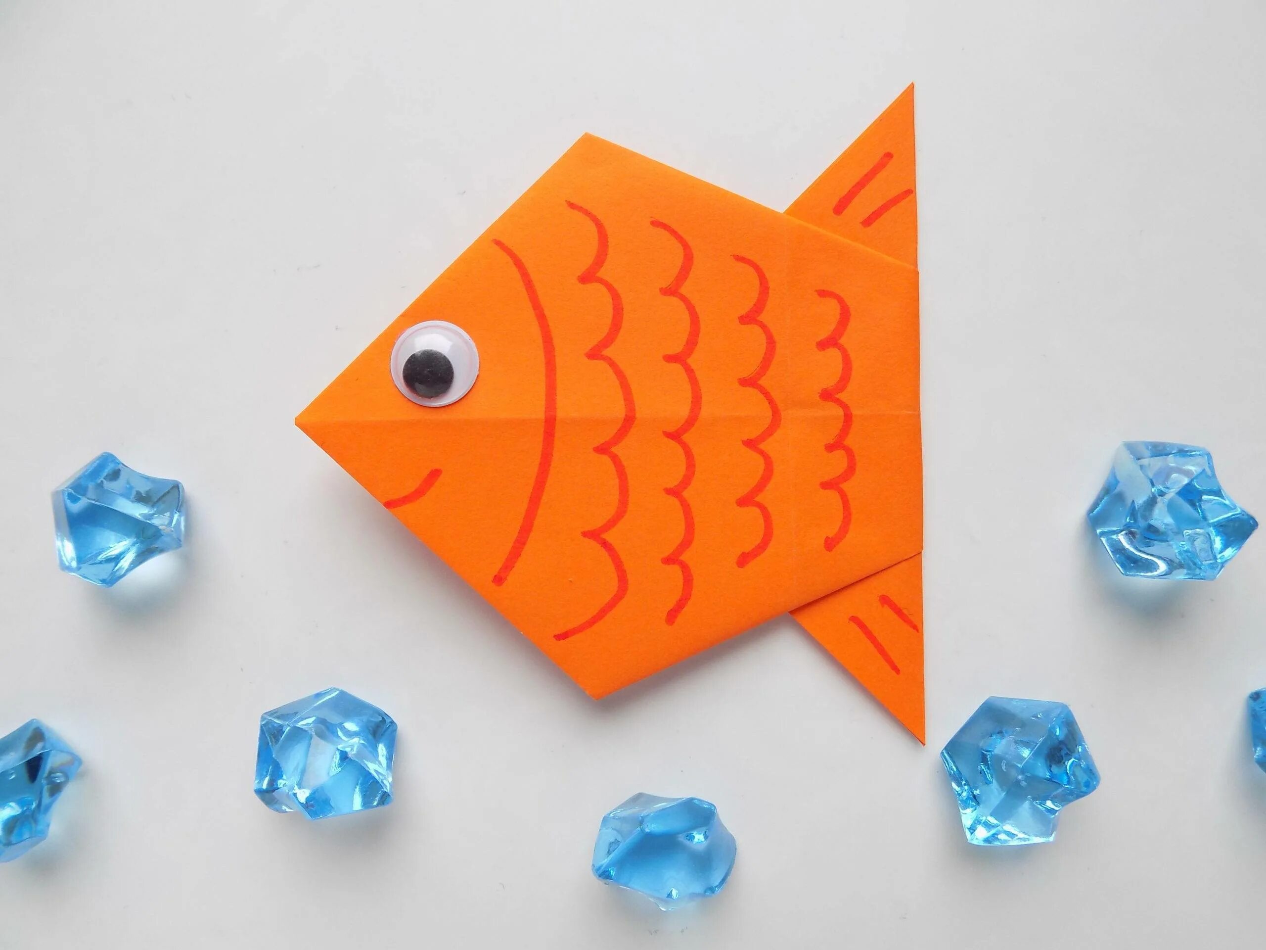 Покажи как сделать рыбку. Покажи как сделать рыбку. Рыбки. Рыбка из цветной бумаги. Рыбка из квиллинга.