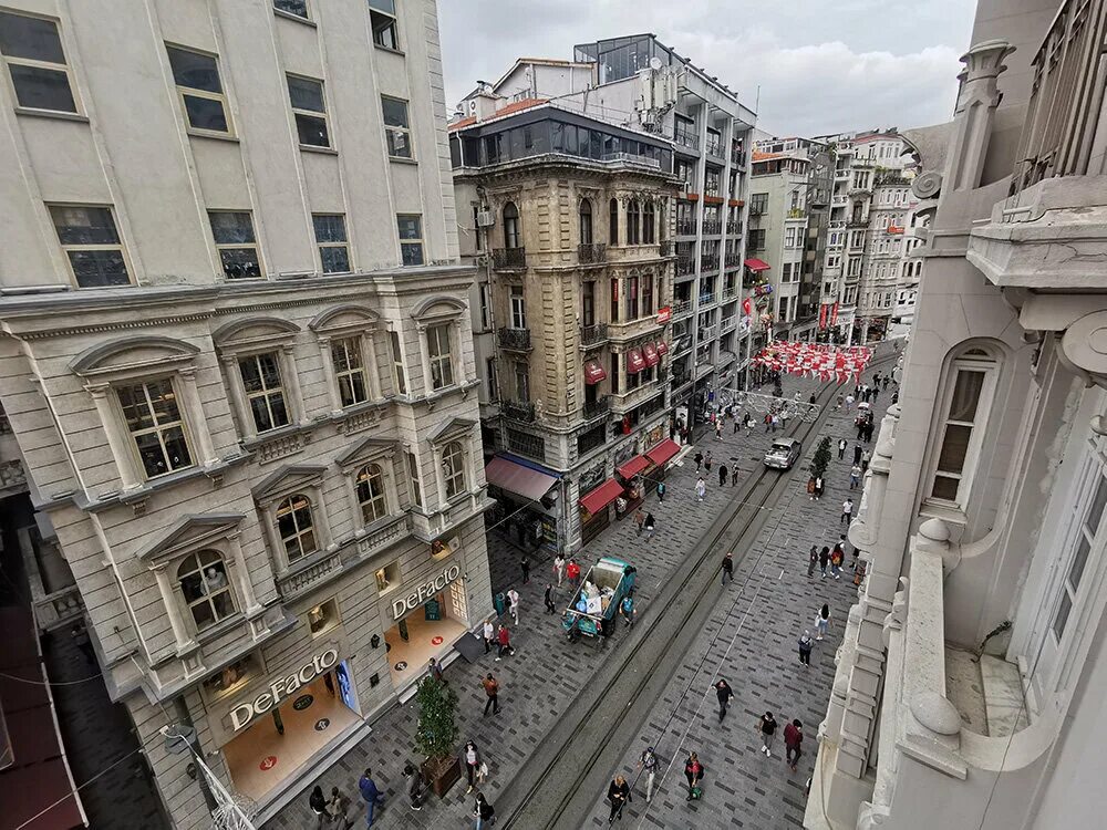 Центральная улица Стамбула Истикляль. Пешеходная улица Стамбула Истикляль. Улица Истикляль в Стамбуле архитектура. Истикляль достопримечательности.