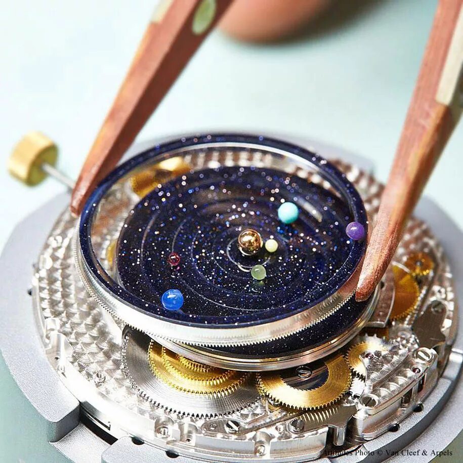 Наручные часы Midnight Planétarium. Часы van Cleef Arpels Planetarium. Van Cleef Arpels часы с планетами. Миднайт Планетариум часы. The system watch